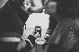 口移しキスをする男性心理とは？ やり方と誘い方を解説｜「マイナビウーマン」
