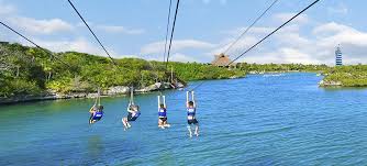 Atrévete a dar ese paso y siente la emoción de volar desde las tirolesas de xplor, en dos circuitos que te llevarán a través de puentes colgantes y un tobogán para finalizar en un refrescante acuatizaje en un cenote. Tirolesas Salpichanga Parque Xel Ha Sitio Oficial