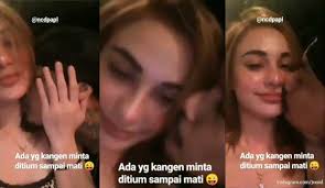 Jerinx mengaku sebagai inisiator perekaman momen tersebut di dalam mobil tahanan. Umbar Kemesraan Dan Cium Cium Pacar Jerinx Sid Diledek Kelamaan Jomblo
