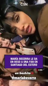 💋 María Becerra le dió un beso a una fan en Santiago del Estero