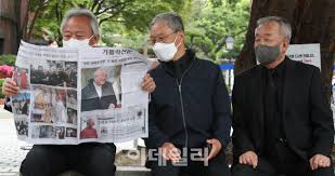 (서울=연합뉴스) 문재인 대통령과 김정숙 여사는 29일 오전 서울 명동성당에 마련된 고(故) 정진석 니콜라오 추기경의 빈소를 찾아 조문했습니다. Iulusxyc Rb8pm