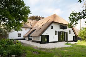 restauratie monumentale t boerderij kerk avezaath bouwbedrijf van der helden ophemert witte boerderij buitenkant boerderij buitenkant huis buitenkant