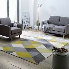 Gelber Teppich Fur Eine Frische Und Strahlende Zimmergestaltung Teppich Gelb Graue Couch Wohnzimmer Wohnzimmer Teppich