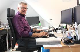 Wenn du am computer sitzt, sitze gerade mit zurückgerzogenen schultern, beide füße flach auf dem boden. Falsches Sitzen Am Arbeitsplatz Kann Krank Machen Das Solingenmagazin