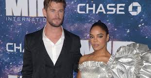 Whether you've been shipping hemsworth and thompson's friendship from the very beginning or have now only just discovered it and are looking to fall down a hempson hole (that's a name i just coined for the two of. Chris Hemsworth Outet Sich Als Tessa Thompson Fanboy