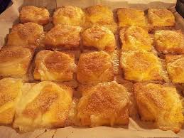 Per preparare la mozzarella incarrozza al forno tagliate via i bordi di 8 fette di pancarrè 1, poi asciugate la mozzarella e riducetela a fette 2. Mozzarella In Carrozza Al Forno Paprika Dolce E Cannella