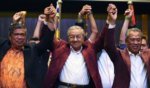 Politics in malaysia returned to chaos on monday as prime minister mahathir mohamad submitted his resignation to the country's king. Malaysia S Veteran Leader Mahathir Wins Shock Election Victory Arab News