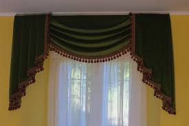 Tende in stile, mantovane drappeggi, tende calate con tessuti coordinati eleganti. Tende Classiche Germano Divani