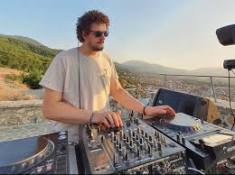 Dje zemrës së gastronomisë të Kosovës iu shkëput një copë e madhe e saj.  Erin Godanci, i njohur si Erin Go Dance i dha gastronomisë e sidomos jetës  së natës, energjinë më