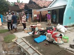 14 kunanti dipintu surga new palapa srikaton kayen pati. Hujan Disertai Angin Robohkan Rumah Di Desa Srikaton Kayen Pati Bhabinkamtibmas Bantu Evakuasi Tribrata News Jawa Tengah