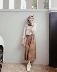 Warna dusty pink juga asyik dipadupadankan dengan warna emas yang biasanya cukup rumit untuk dimunculkan. 10 Ide Mix Match Rok Plisket Cocok Buat Hijab Dan Non Hijab Dailysia