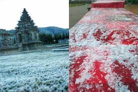 Dieng plateau, jawa tengah dieng plateau atau dataran tinggi dieng adalah salah satu situs bersejarah paling terkenal di indonesia. Bersuhu 2 Derajat Wisata Dieng Jawa Tengah Penuh Bunga Es Membeku Bak Eropa Semua Halaman Nakita