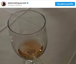 Belen rodriguez zu günstigen preisen. Belen Rodriguez Su Instagram Instagram Belen Con Il Calice Scatena Le Polemiche E Alcol Sei Incinta Che Fai
