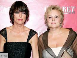 D'habitude très discrètes sur leur couple, muriel robin et sa compagne anne le nen étaient samedi soir toutes les deux présentes sur le plateau d'on n'est pas couché afin de défendre la pièce les monologues du vagin, qu'elles vont jouer ensemble. Muriel Robin S Est Pacsee Avec Anne Voici