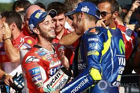 Découvrez en ligne la sélection de marchandise originale valentino rossi contribuez aux activités caritatives de la municipalité de tavullia, qui a toujours été spéciale pour valentino rossi et vr46. Valentino Rossi Jeder Sollte Von Dovizioso Lernen