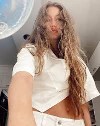 Fio is listening on twitter. Gigi Hadid Returns To Modeling Four Months After Giving Birth People Com