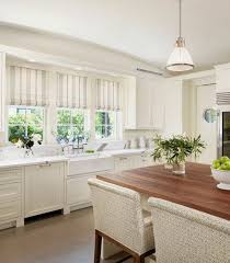 Raffrollo Fur Kuche Eine Praktische Dekoration Fur Die Fenster Kitchen Design Open Roman Shades Kitchen Small Bathroom Decor