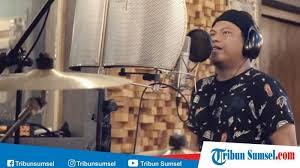 Lagu wali band terbaru offline lengkap lirik ini berisi lagu wali paling populer yang dibawakan oleh wali band dan menjadi populer di tanah air saat ini yang bisa diakses secara offline dimana saja kapan saja. Lagu Baru Wali Kuy Hijrah Lagu Religi Bulan Ramadan Download Lagu Wali Full Album Tribun Sumsel