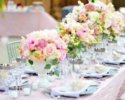Изображение: Свадебные цветочные композиции на столах