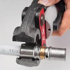 Comment Bien Raccorder Ses Tubes Multicouches Pince A Sertir Installation Plomberie Plomberie