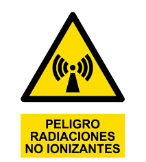 Señalética de peligro de 'Radiación No Ionizante' y 'Campo Magnético' en un laboratorio de investigación en Lima.