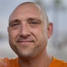 War das Ed Sheeran-Spontankonzert gar nicht so spontan? 🎤🎹 Sonja Hölzle,  deren Familienunternehmen das Klavier bereitgestellt hat, verrät im hr3  Interview: Schon eine Woche vorher wussten sie, dass ein Klavier gebraucht  wird –