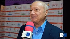 Peppe Iodice sul Sagrato del Duomo di Napoli per consegnare il Premio San  Gennaro World a Pino Oliva, fondatore e patron del Teatro Troisi, un faro  culturale nel quartiere di Fuorigrotta. Napoli