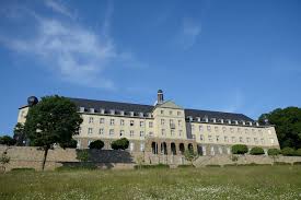 Im rahmen einer revitalisierung konnte das denkmalgeschützte gebäude neu gedacht und die spiritualität zugleich erhalten werden. Widjaja Kommt Zum Adventskonzert Nach Bensberg Burgerportal Bergisch Gladbach