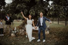 Petit mariage entre amis vous permet de créer un site mariage gratuit clé en main ainsi qu'une liste de mariage pour recevoir des dons de vos invités gratuitement. Mariage Petit Comite Au Milieu Des Pommiers En Normandie