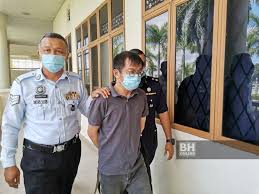 Seorang duda dijatuhi hukuman penjara enam bulan dan sekali sebatan oleh mahkamah majistret setelah mengaku bersalah mencabul bahana rasuah: Lelaki Didenda Rm5 000 Memandu Dalam Keadaan Mabuk