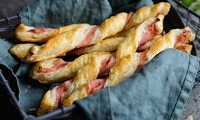 Rustici di pasta sfoglia antipasti veloci con wurstel prosciutto e speck. Ricette Con La Pasta Sfoglia Idee Dolci E Salate Da Portare In Tavola