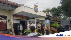 Check spelling or type a new query. Aktivis Antimasker Dipindah Ke Lapas Banyuwangi Berulah Di Persidangan