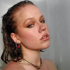 Anna Speck's Instagram, Twitter & Facebook