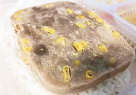 竹篙灣檢疫中心上周爆出懷疑集體食物中毒，其賣相欠佳的膳食相片亦在網上引起熱議。《立場》昨日（12 日）揭發涉事的「丹尼食品有限公司」提供予衞生署的收據，早、午及晚餐的飯盒價格僅 16 元（相關報道）。 本網進一步發現，「丹尼」在今年初的單據中，三餐的飯盒價格曾為 25 元一餐. 5iy8rsyqhzx6tm