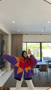 Kendall jenner made some new friends at boyfriend devin booker's phoenix suns game. 4ki9rpqjjotslm