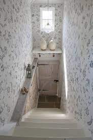 Maison D Ete En Angleterre Planete Deco A Homes World Narrow Staircase Cottage Staircase Stairway Decorating