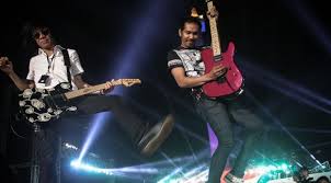 Jadi inget jaman slank dulu yang manggung masih kayak underground, manggung diputerin ama slankers. Meski Tak Ikut Manggung Peralatan Abdee Selalu Dibawa Slank Showbiz Liputan6 Com