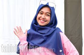 Ria ricis tampak berbeda dari biasanya. Ria Ricis Akui Hubungannya Dengan Oki Setiana Dewi Tidak Selalu Harmonis Tabloidbintang Com