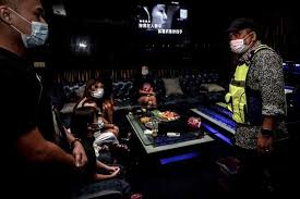 Ada salah faham, operasi kelab malam merangkumi kelab malam, pub dan pusat karaoke hiburan tidak dibenarkan sejak pkp pada mac tahun lalu. Tak Serik Aktiviti Di Pub Kelab Malam Rekodkan 294 Kes Kesalahan Tertinggi Ingkar Pkpp Semasa Mstar