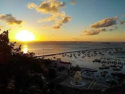 À noite você pode conhecer o bairro boêmio de rio vermelho, onde há vários bares e restaurantes bacanas, além das tradicionais barraquinhas de acarajé. Por Do Sol No Elevador Lacerda Picture Of Pousada Bahia Pelo Salvador Tripadvisor