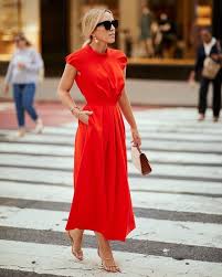 Combinar un vestido rojo es una tarea más fácil de lo que parece, aunque a veces cuando tenemos que elegir complementos y accesorios nos quedamos un poco bloqueadas. Nueve Formas De Combinar Nuestro Vestido Rojo Con Diferentes Zapatos Y Bolsos Para Usarlo Sin Parar