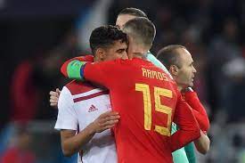 Marruecos match with live commentary on as.com. Mundial Espana Vs Marruecos Al Final Del Partido Ramos Abraza Achraf Marca Com