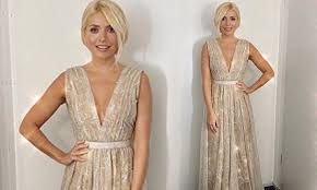 Holly willoughby shocked viewers as she hosted this morning in a stylish 10store dress that cost just £8. Holly Willoughby Dazzles For Week Two Of Dancing On Ice Daily Mail Online