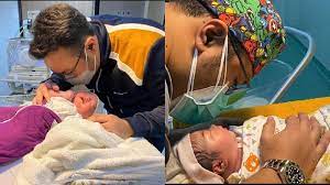 Termasuk ketika sang bayi lahir ke dunia, sudah menjadi kewajiban seorang ayah untuk membacakan adzan dan iqomah untuk bayinya yang baru lahir. Viral Dokter Azankan Bayi Baru Lahir Kisahnya Mengharukan