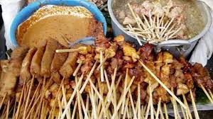 Setelah dibakar, sate disajikan bersama bumbu kacang yang sarat rempah. Sate Kere Khas Solo Tribunnewswiki Com Mobile