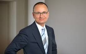 Raiffeisen's new chairman guy lachappelle is hardly known outside of basel. Schatten Uber Raiffeisen Kapitan Guy Lachappelle Inside Paradeplatz