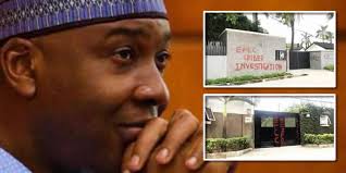 The lawmakers directed the committee on land, housing and urban development to investigate the transfer and report back in two days. Efcc Seizes Bukola Saraki S Houses In Lagos Photos Naijaxtreme