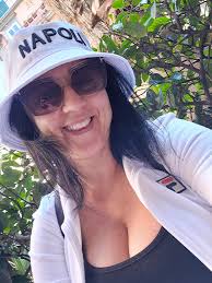 Buon compleanno alla donna che sono diventata. Testarda e imperfetta, ma  sempre sincera. A me che cerco sempre di migliorarmi, alle mie vittorie e  alle mie sconfitte.. A me che amo vivere