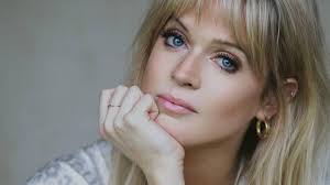 Caroline Dolly's Instagram, Twitter & Facebook