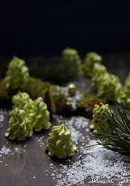 Avec sa déco festive à base de meringue, de cacao en poudre, de paillettes ou de sablés, on ne s'interdit aucune fantaisie pour transformer. Meringues Sapin De Noel A Offrir Version Traditionnelle Et Vegetalienne